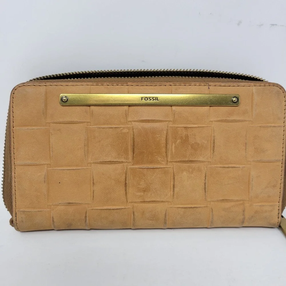 Fossil Wallet Tan‎ Leather Zip-Around Logo Wristlet Woven Look Design